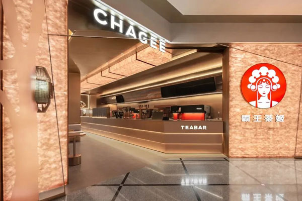 霸王茶姬凭借独特特色和创新运营模式吸引了大量加盟者，成为市场上的火爆品牌